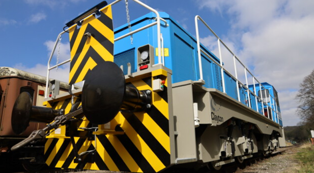 A locomotive using a diesel electric locomotive engine to improve engine efficiency. 